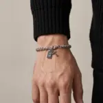 Pulseira para homem em aço inoxidável 316L, na cor prateada, com pendente em forma de cruz