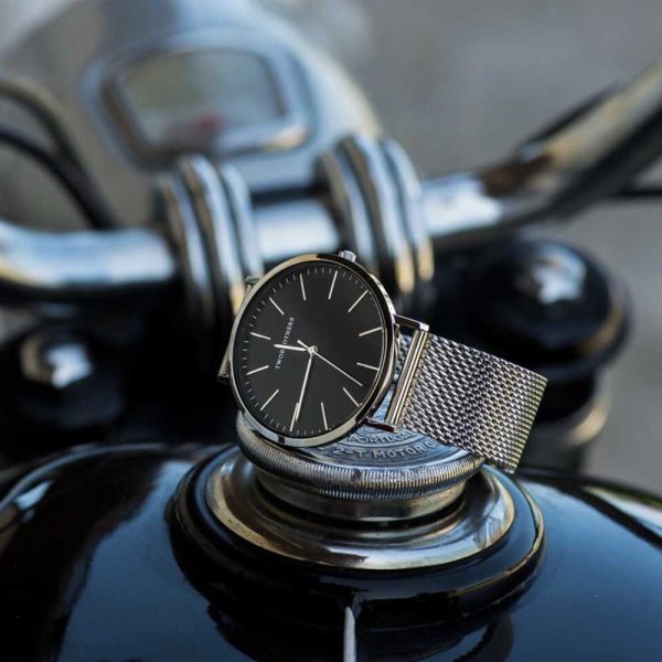 Relógio Homem classic Niobrara em aço inoxidável com mostrador preto. Garantia de três anos em toda a coleção de relógios para homem.