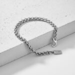 Pulseira para homem em aço inoxidável com garantia de três anos.