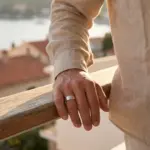 Aliança para Homem em aço inoxidável na cor prateada, com acabamento escovado