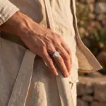 Anel Clifton em aço inoxidável para homem na cor prateada e com acabamento escovado