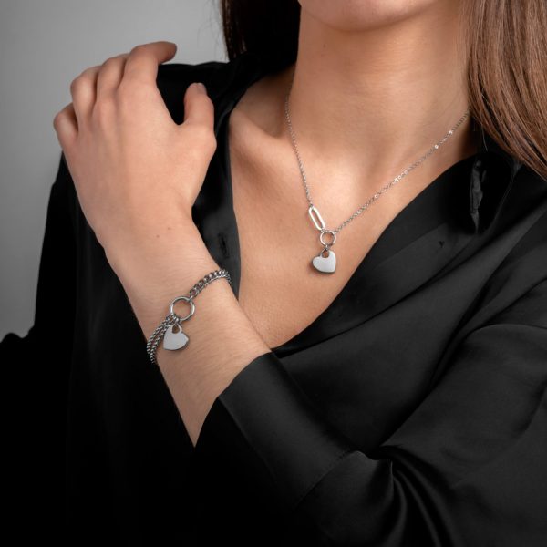 A pulseira Melina é fabricada em aço inoxidável e tem um pendente em forma de coração. Pulseira para mulher da marca Portuguesa Twobrothers.
