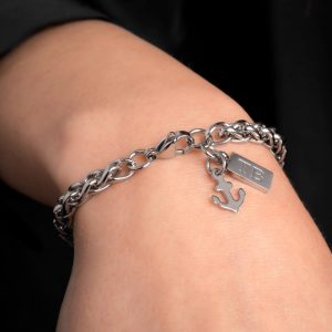 Detalhe da pulseira para mulher em aço inoxidável com pendente/pingente em forma de âncora da marca portuguesa Twobrothers.
