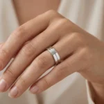 Aliança para mulher em aço inoxidável prateado, com acabamento polido.