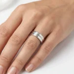 Aliança para mulher em aço inoxidável prateado, com acabamento polido.