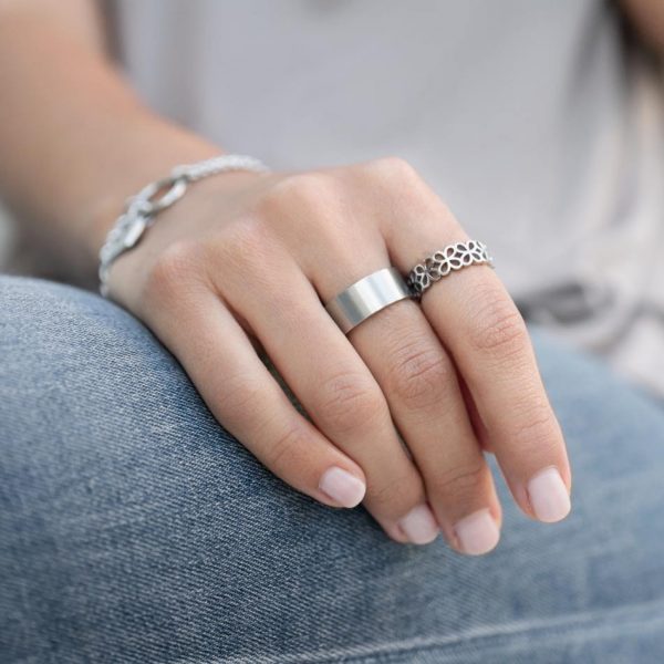 Anel para mulher em aço inoxidável com detalhes elegantes - anel Marion - marca portuguesa Twobrothers - acessórios femininos