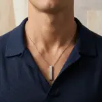 Colar para homem com barra para gravação personalizada.