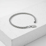 Pulseira masculina entrelaçada em aço inoxidável.