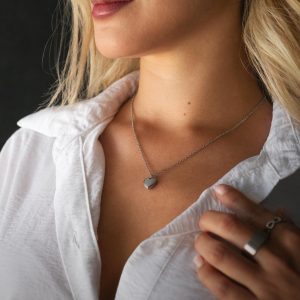 O Colar Bari, para mulher, é produzido em aço inoxidável e apresenta um pendente em forma de coração. Colar da marca Twobrothers.