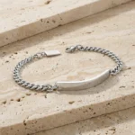 Pulseira Oxnard em aço inoxidável prateado da marca portuguesa Twobrothers. Pulseira Personalizada que permite gravação Personalizada no aço de Iniciais, nomes, frases e datas.