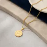 Colar para homem em aço inoxidável dourado com medalha justice