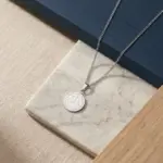 colar para homem em aço inoxidavel com medalha com justice