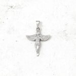 Pendente em forma de anjo prateado em aço inoxidável.