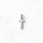 Pendente em forma de cruz para colares masculinos.