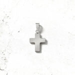 Pendente em forma de cruz para acrescentar no seu colar.