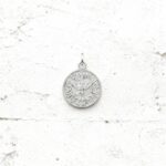 Pendente Medalha Espirito Santo Prateada, em aço inoxidável para colares.