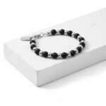 Pulseira para homem com pedras vulcanicas e aço inoxidável.
