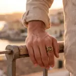 Anel Circle Crown em aço inoxidável para homem na cor dourado