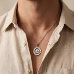 Colar Newport Compass para homem em aço inoxidável da marca Twobrothers com pendente em forma de bússola.