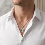 Colar Newport Compass para homem em aço inoxidável da marca Twobrothers com pendente em forma de bússola.