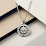Colar Newport Compass para homem em aço inoxidável da marca Twobrothers com pendente em forma de bússola.