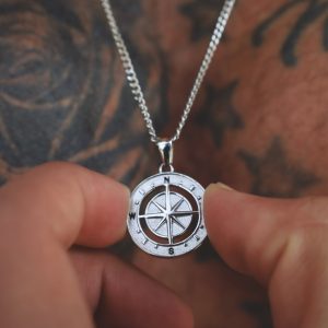 Colar Homem em aço inoxidável Newport Compass da marca Twobrothers com pendente em forma de bússola.