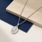 Colar para homem em aço inoxidável prateado com medalha cowpens
