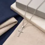 colar homem prateado com pendente em forma de cruz aberta