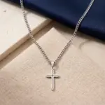 colar homem prateado com pendente em forma de cruz aberta
