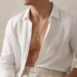 colar homem prateado com pendente em forma de cruz aberta