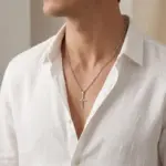 colar homem prateado com pendente em forma de cruz aberta