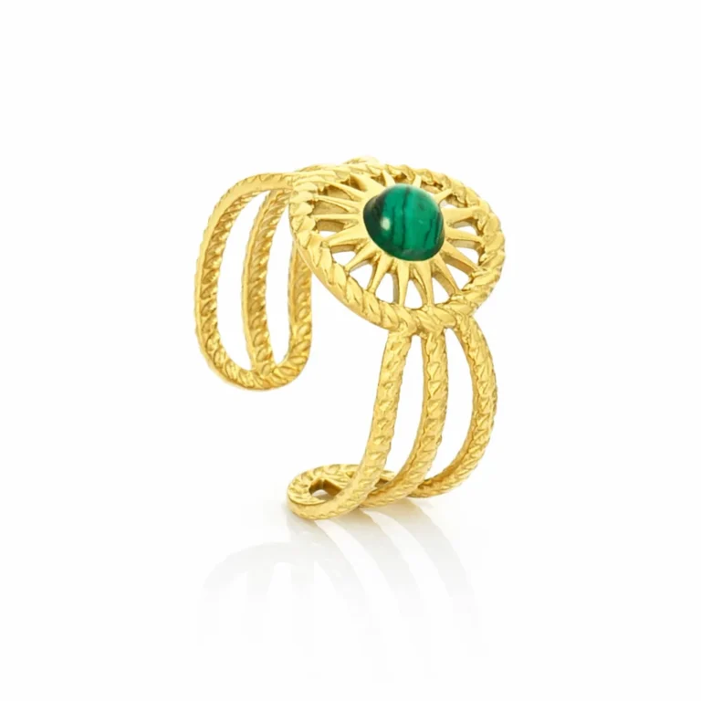 Anel para mulher em aço inoxidável com acabamento polido dourado e com pedra verde elegante no centro, da marca Twobrothers.