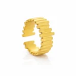 Anel elegante para mulher, Lina Gold, em aço inoxidável escovado em dourado com textura e ajustável ao dedo da marca Twobrothers.