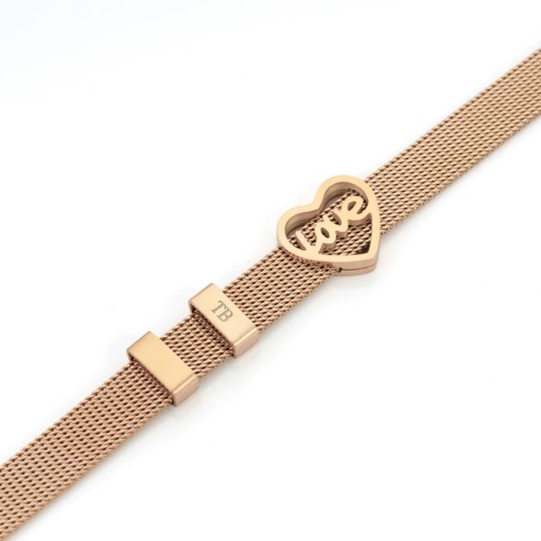 Detalhe da pulseira para mulher em aço inoxidável malha de rede / mesh na cor Rose Gold, ajustável ao pulso, com pendente em forma de coração da Twobrothers.