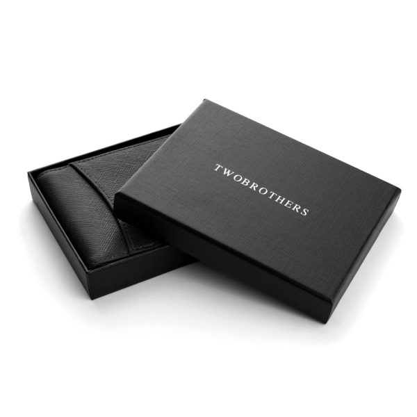 Caixa da carteira masculina Dallas em pele preta genuína com acabamento em efeito saffiano e fecho para moedas, produzida pela marca Twobrothers em Portugal.