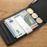 Mola para notas com opção de gravação da carteira Dallas em pele genuína preta com acabamento em efeito saffiano, produzida pela marca portuguesa Twobrothers para homem.