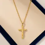 Colar para homem em aço inoxidável dourado com cruz manassas