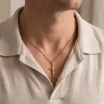 Colar Manassas Gold, para homem, em aço inoxidável Dourado com cruz de Jesus Cristo da marca Twobrothers.