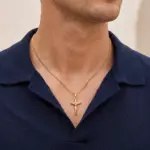 Colar Manassas Gold, para homem, em aço inoxidável Dourado com cruz de Jesus Cristo da marca Twobrothers.