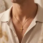 Colar Manassas Gold, para homem, em aço inoxidável Dourado com cruz de Jesus Cristo da marca Twobrothers.