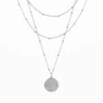 Verso da medalha do colar triplo em aço inoxidável prateado, para mulher, com medalha do Sol e da Lua produzido pela Twobrothers