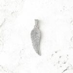 Pendente em forma de asa, em aço inoxidável prateado.