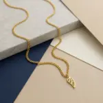 Colar Homem Dourado Davis Wing, em aço inoxidável com corrente discreta e pendente de uma asa, da Twobrothers.