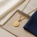 Colar para homem em aço inoxidável dourado com medalha Auburn