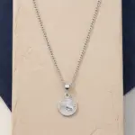 Colar para homem em aço inoxidável prateado com medalha Auburn