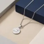 Colar para homem em aço inoxidável prateado com medalha Auburn