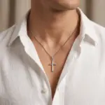 Colar para homem em aço inoxidável prateado com pendente cruz dillon