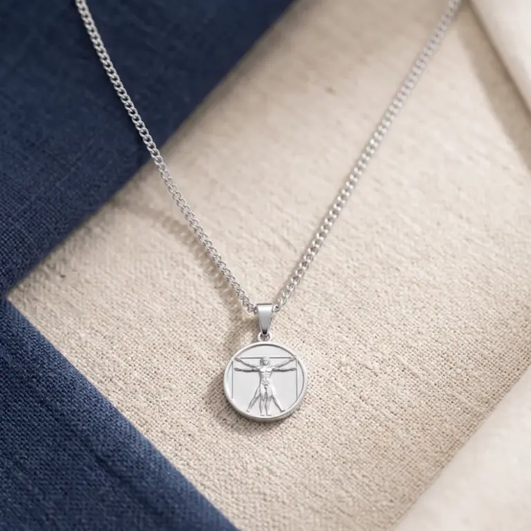 Colar para homem em aço inoxidável prateado com pendente em medalha vitruviano
