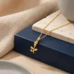 Colar Homem dourado com pendente em forma de rosa, produzido em aço inoxidável, da marca Twobrothers.