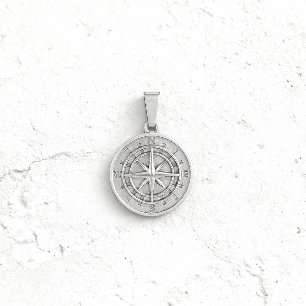 pendente-medalha-compasso-prateada Pendente em forma de bússola para colares masculinos.
